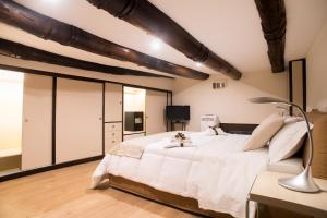 那不勒斯Casa Napoletana - Spaccanapoli的卧室配有白色大床和灯