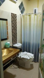 瑶亚岛ฺBankunyaiy Resort的浴室配有卫生间、盥洗盆和淋浴。