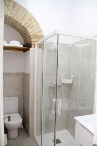 麦地那西多尼亚CASA ARCO DEL CAÑÓN - Casita con Encanto的浴室设有玻璃淋浴间和卫生间