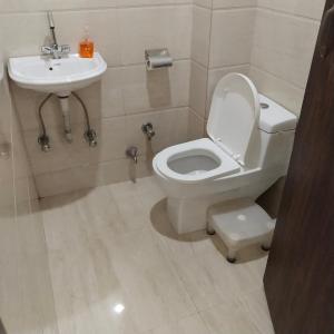 新德里Sprinklers的一间带卫生间和水槽的浴室