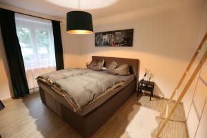 腓特烈港Appartement Turan的一间卧室设有一张床和一个大窗户