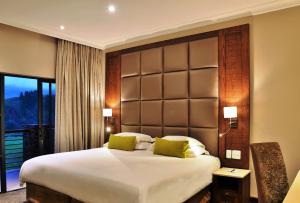 海姆维尔萨尼帕斯普瑞米尔度假酒店的一间卧室设有一张大床和一个大窗户