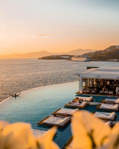 米克诺斯城塔吉甲沃米科诺斯酒店的日落时分带游泳池和海洋的度假村