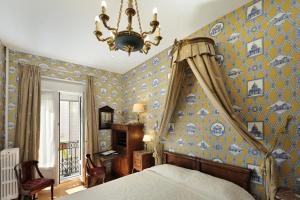 奥尔良德拉贝勒酒店的一间卧室配有一张床和一个吊灯