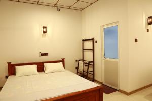 蒂瑟默哈拉默Dearly Holiday Home And Safari的一间卧室设有一张床、一个窗口和梯子