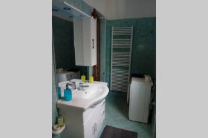 奥梅尼亚Cabianca的一间带水槽和镜子的浴室