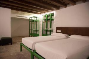 摩亚Jacío House的一间卧室设有两张床和绿色的架子