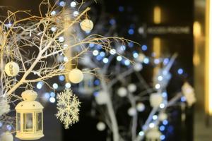 丹吉尔市中心皇家金色郁金香酒店的灯和灯笼的圣诞树