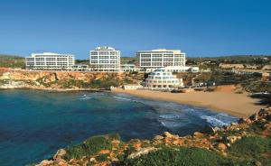 梅利哈马耳他金沙滩丽笙度假及spa酒店的享有海滩美景,拥有建筑背景