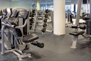 塔林塔林梅丽顿雷迪森丽柏会议Spa酒店的健身房,配有一系列举重器材
