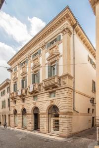 维罗纳Palazzo Monga Boutique Guesthouse的街道上一座大型砖砌建筑