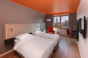 塔林塔林梅丽顿雷迪森丽柏会议Spa酒店的一间设有大床和窗户的酒店客房