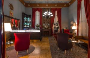 坦佩雷塔摩尔丽笙大酒店 的客厅设有带红色椅子的酒吧