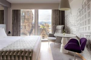 爱丁堡爱丁堡皇家大道丽笙大酒店的酒店客房设有一张床和一个大窗户