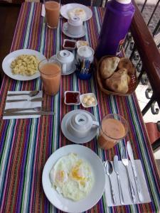 阿雷基帕Misti Hostel B&B的一张桌子上放着鸡蛋和面包