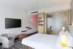 杜塞尔多夫杜塞尔多夫媒体港丽笙酒店的一间酒店客房,配有一张床和一台电视