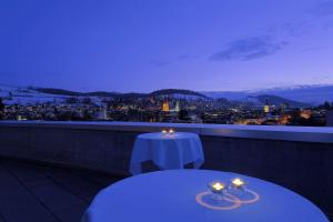 圣加仑圣加仑丽笙酒店的市景阳台桌子