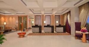 孟买孟买哥熱岗丽笙酒店的大堂,带等候室的酒店
