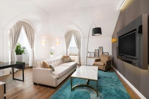 布达佩斯布达佩斯贝克丽笙布鲁酒店的客厅配有白色沙发和电视