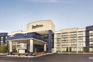 雷内克萨Radisson Hotel Lenexa Overland Park的前面有aania标志的建筑