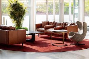 斯丹斯达蒙费雪特伦敦斯坦斯特德机场丽笙酒店的客厅配有沙发和桌椅