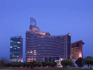 科威特Symphony Style Hotel Kuwait的一座城市里灯火通明的大建筑