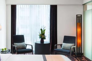 Radisson Suites Bangkok Sukhumvit的休息区