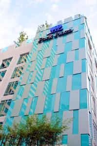 曼谷Park Plaza Bangkok Soi 18的上面有标志的建筑