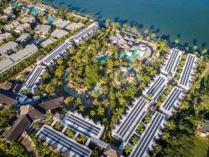 丹娜努斐济丽笙度假酒店的享有棕榈树和游泳池的度假村的顶部景致