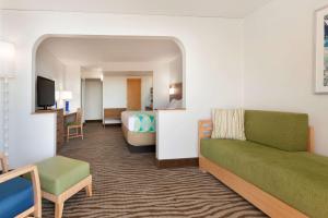 科珀斯克里斯蒂DoubleTree by Hilton Corpus Christi Beachfront的酒店客房设有一张沙发和一张床
