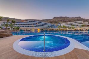 莫甘海滩大加那利莫干山雷迪森蓝光温泉度假酒店的酒店前方的大型游泳池