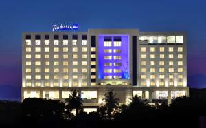 哥印拜陀哥印拜陀丽笙酒店的上面有一个蓝色标志的酒店
