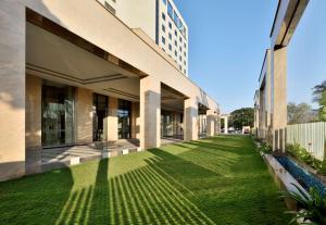 哥印拜陀哥印拜陀丽笙酒店的绿色草坪建筑的外部景观