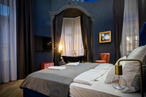 布达佩斯Noble Boutique Hotel - Adults Only的一间卧室设有一张大床和一个窗户。
