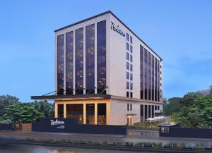 孟买Radisson Mumbai Andheri MIDC的建筑的侧面有标志