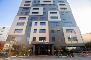 伊斯坦布尔伊斯坦布尔阿塔塞雷迪森公园酒店的上面有公园旅馆标志的高楼