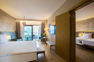 特拉布宗Radisson Blu Hotel Trabzon的酒店客房设有床和客厅。