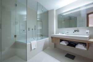 Radisson Blu Hotel Reussen, Andermatt的一间浴室