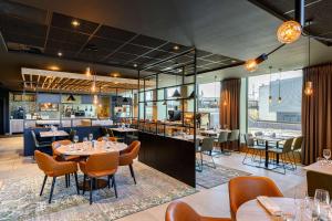 Radisson Hotel Antwerp Berchem餐厅或其他用餐的地方