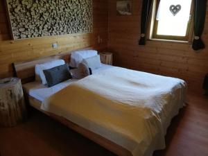 圣加伦基希Alphüsli Garfrescha的卧室配有一张带白色床单和枕头的大床。