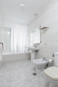 拉瓦克拉Pensión Dorotea的白色的浴室设有卫生间和水槽。