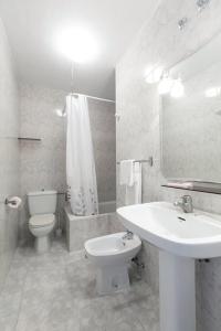 拉瓦克拉Pensión Dorotea的白色的浴室设有水槽和卫生间。