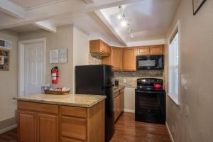 西优胜美地舒适隐逸B公寓的厨房配有黑色冰箱和炉灶。
