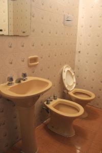 波萨达斯Hotel Vanderloo的一间带水槽和卫生间的浴室