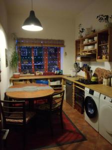 伊泽拉河畔亚布洛内茨Apartmán Alice的厨房配有桌子、炉灶和水槽。