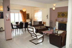 PanayíaThalassa的客厅配有沙发和桌子