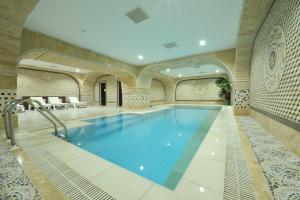 纳希切万纳希切万特布里兹酒店的一座带大房间大楼内的游泳池
