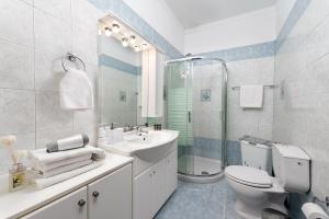 阿彻奇洛斯Stegna Dream的白色的浴室设有卫生间和水槽。