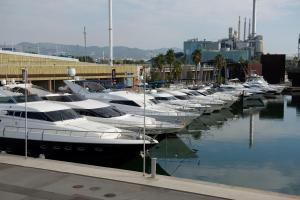 巴塞罗那Boat Hotel Barcelona的停靠在码头的一群船