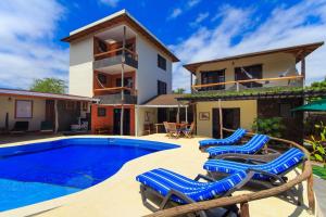 阿约拉港加拉帕戈斯度假屋的别墅 - 带游泳池和蓝色椅子